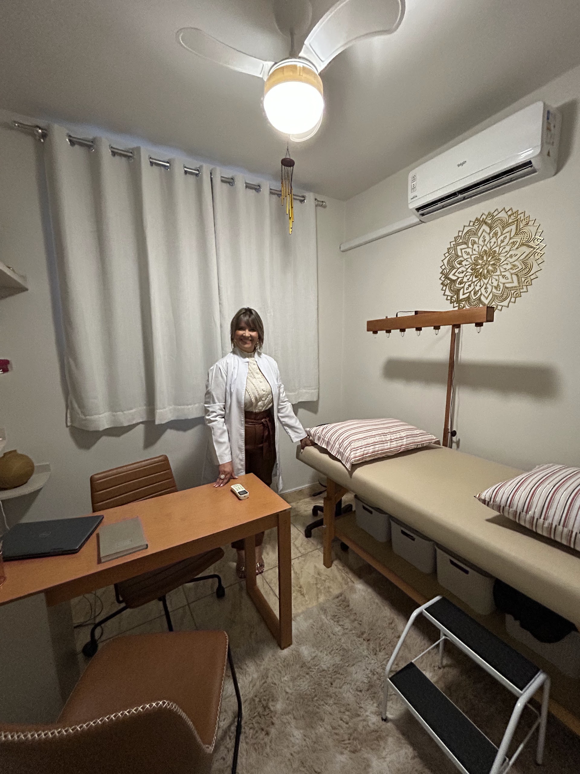 Sala de atendimento do Instituto Acolher com mandala dourada, maca e ambiente acolhedor