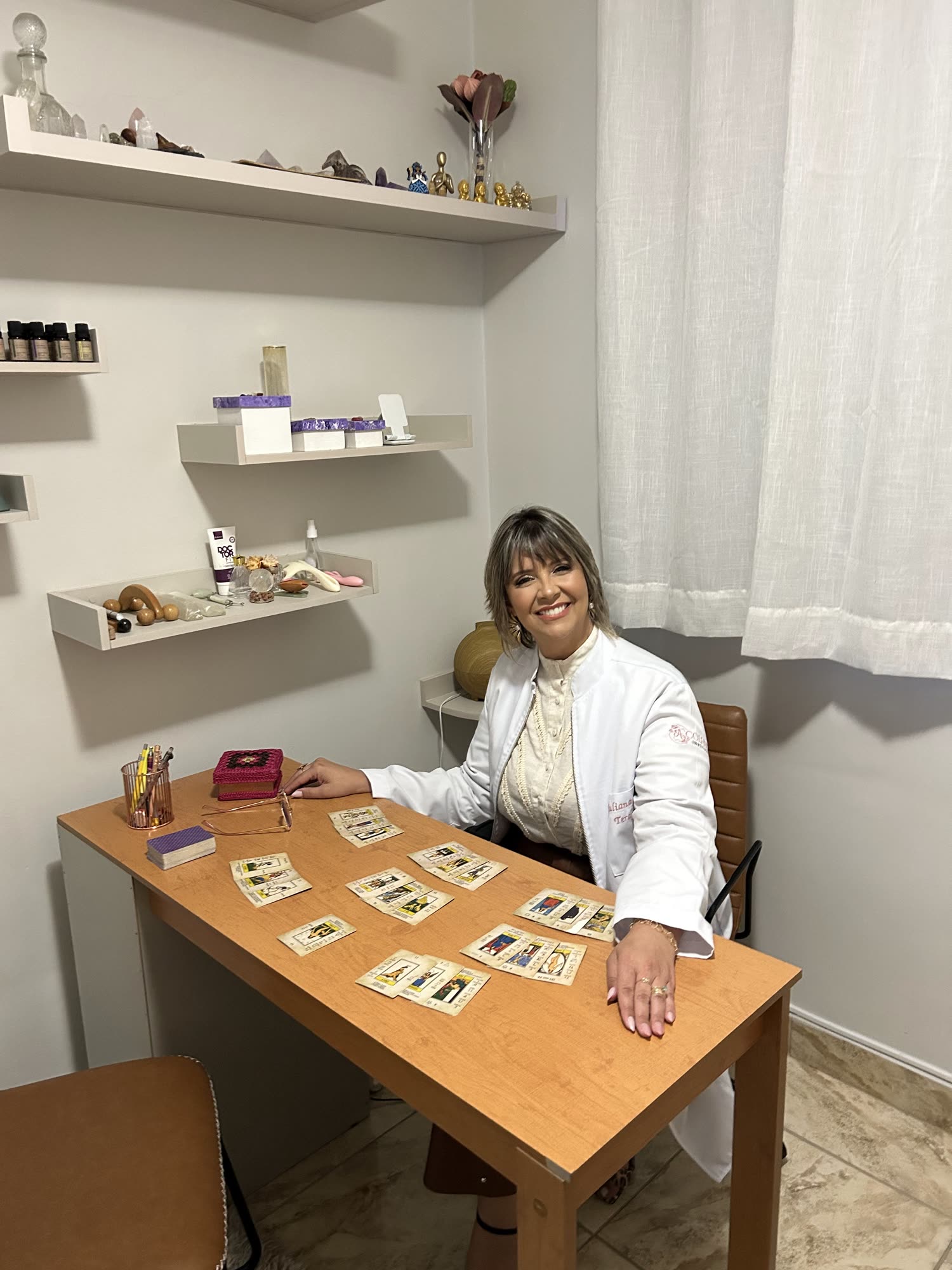 Juliana Raia mexendo nas cartas de tarô, mentora do PAQ